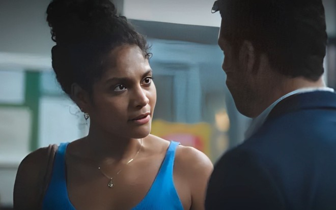 Barbara Reis com expressão séria em cena da novela Terra e Paixão