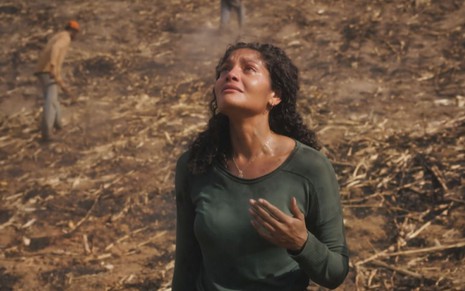 A atriz Barbara Reis caracterizada como Aline em cena de Terra e Paixão
