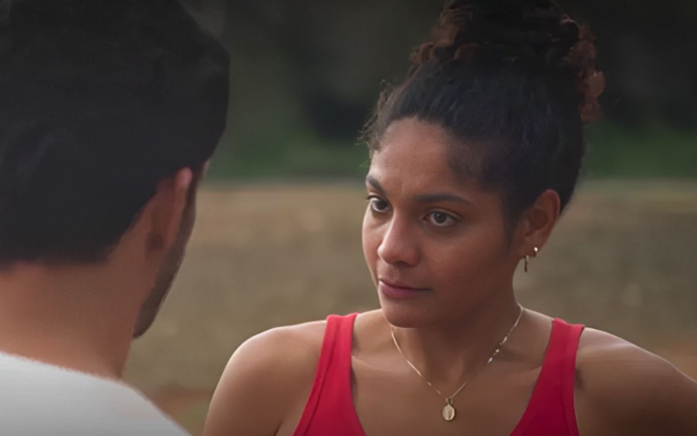 A atriz Barbara Reis como Aline em cena de Terra e Paixão