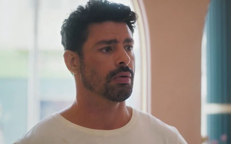O ator Cauã Reymond com expressão preocupada em cena da novela Terra e Paixão