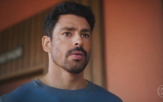 O ator Cauã Reymond está sério em cena da novela Terra e Paixão caracterizado como Caio