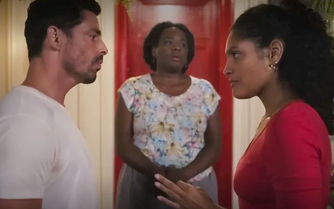 Cena de Terra e Paixão com Cauã Reymond (Caio), Tatiana Tibúrcio (Jussara) e Barbara Reis (Aline)