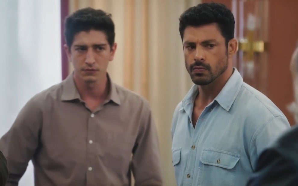 Os atores Johnny Massaro e Cauã Reymond estão caracterizados como Daniel e Caio em cena da novela Terra e Paixão