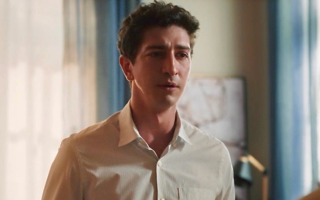 O ator Johnny Massaro está com expressão de frustração em cena da novela Terra e Paixão como Daniel