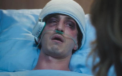 O ator Johnny Massaro como Daniel em um leito de hospital em cena de Terra e Paixão