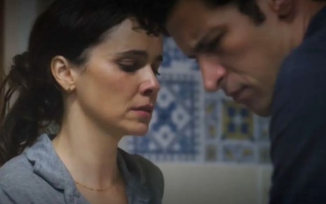 Lucinda (Débora Falabella) com Marino (Leandro Lima) em cena de Terra e Paixão