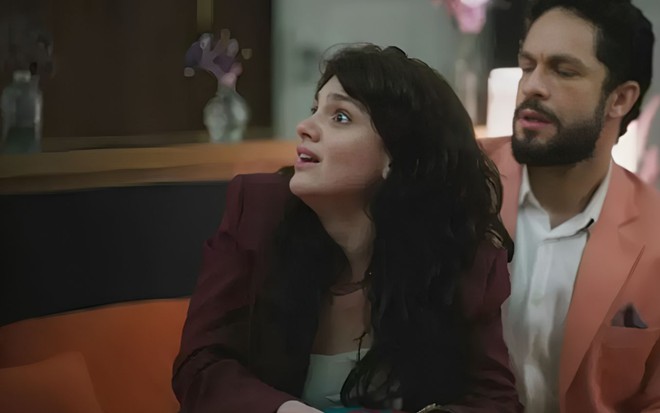 A atriz Debora Ozório como Petra com os olhos arregalados em cena de Terra e Paixão