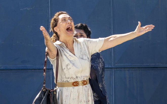 Eliane Giardini grita com os braços abertos em cena da novela Terra e Paixão caracterizada como Agatha