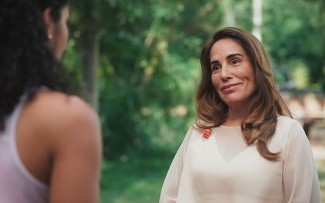 Aline (Bárbara Reis) conversa de costas com Irene (Gloria Pires) na novela Terra e Paixão