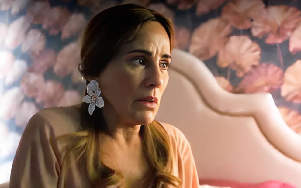 A atriz Gloria Pires como Irene em cena de Terra e Paixão