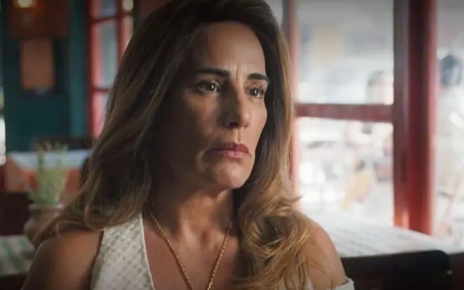 A atriz Gloria Pires caracterizada como Irene em cena de Terra e Paixão