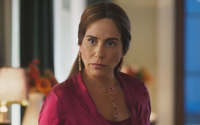 Gloria Pires com expressão séria em cena como Irene na novela Terra e Paixão