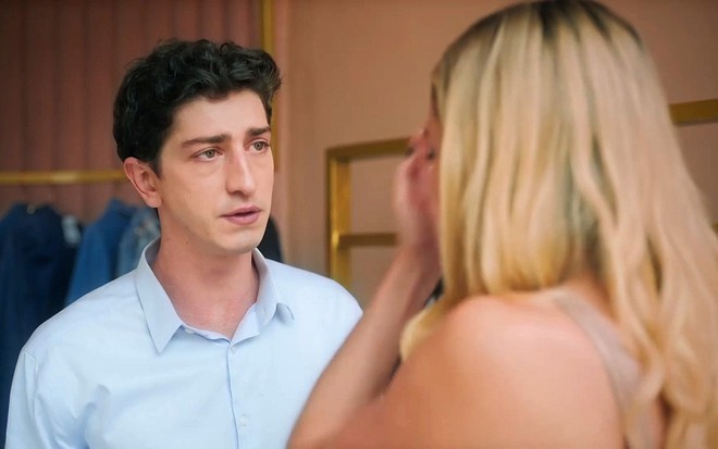 Em cena de Terra e Paixão, Johnny Massaro conversa com Agatha Moreira, que está de costas