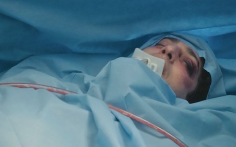 O ator Johnny Massaro como Daniel é operado em um hospital em cena de Terra e Paixão