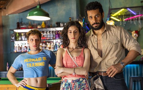 Diego Martins posa com Carol Romano e Amaury Lorenzo no cenário do bar da novela Terra e Paixão, da Globo