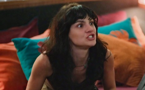 A atriz Debora Ozório está com a boca semiaberta e expressão tensa em cena como Petra na novela Terra e Paixão