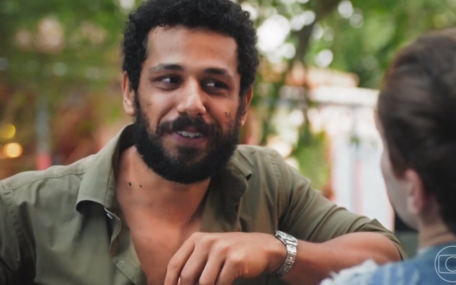 Amaury Lorenzo sorri e olha para o lado em cena da novela Terra e Paixão como Ramiro