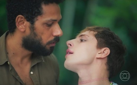 O ator Amaury Lorenzo contracena com Diego Martins em Terra e Paixão: eles estão caracterizados como Ramiro e Kelvin