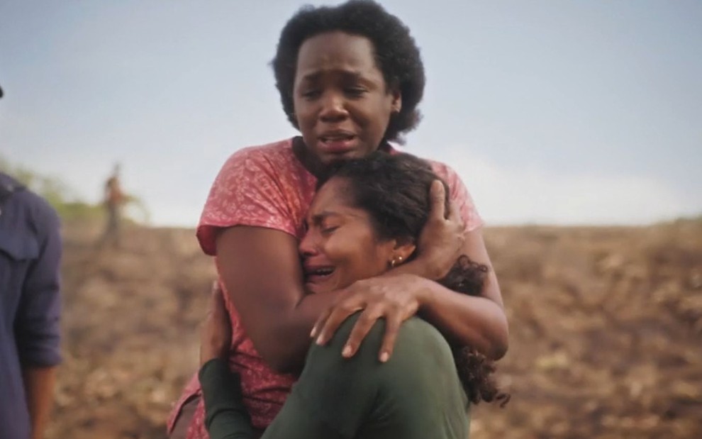 A atriz Tatiana Tibúrcio como Jussara abraça Barbara Reis, a Aline, que está as prantos em cena de Terra e Paixão