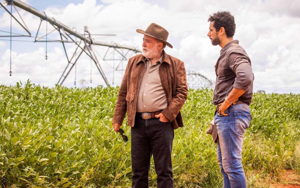 Tony Ramos, como Antônio La Selva, visita as suas plantações de soja ao lado de Amaury Lorenzo, o Ramiro, em cena de Terra e Paixão
