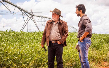 Tony Ramos, como Antônio La Selva, visita as suas plantações de soja ao lado de Amaury Lorenzo, o Ramiro, em cena de Terra e Paixão