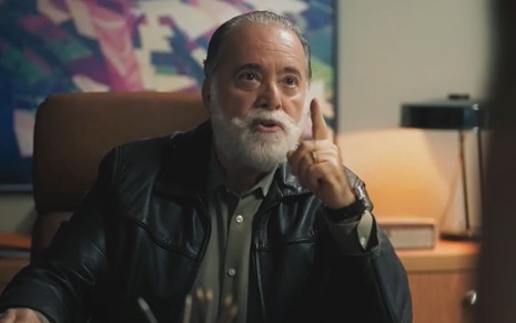 Tony Ramos caracterizado como Antônio La Selva; ele usa uma camisa jeans e um chapéu. O semblante está furioso em cena de Terra e Paixão.