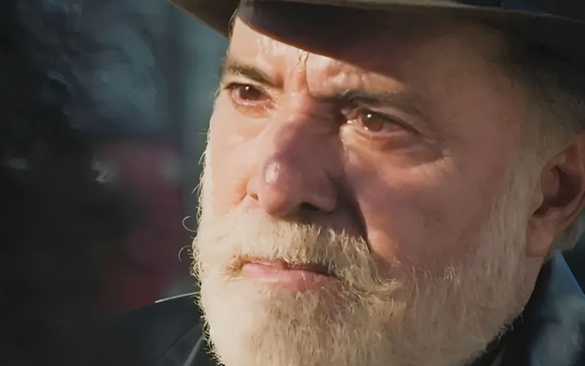 O ator Tony Ramos caracterizado como Antônio La Selva em cena de Terra e Paixão