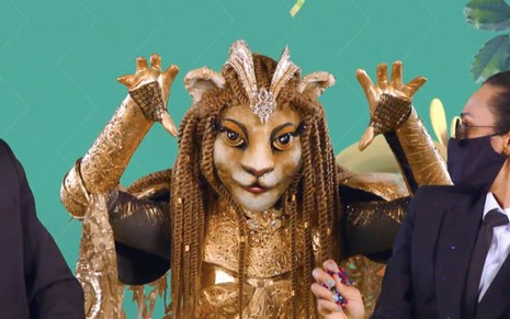 A Leoa, uma das novas fantasias do The Masked Singer,  mostrando as garras