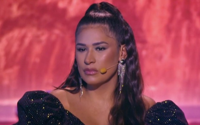A cantora Simone Mendes na bancada de jurados do The Masked Singer, da Globo