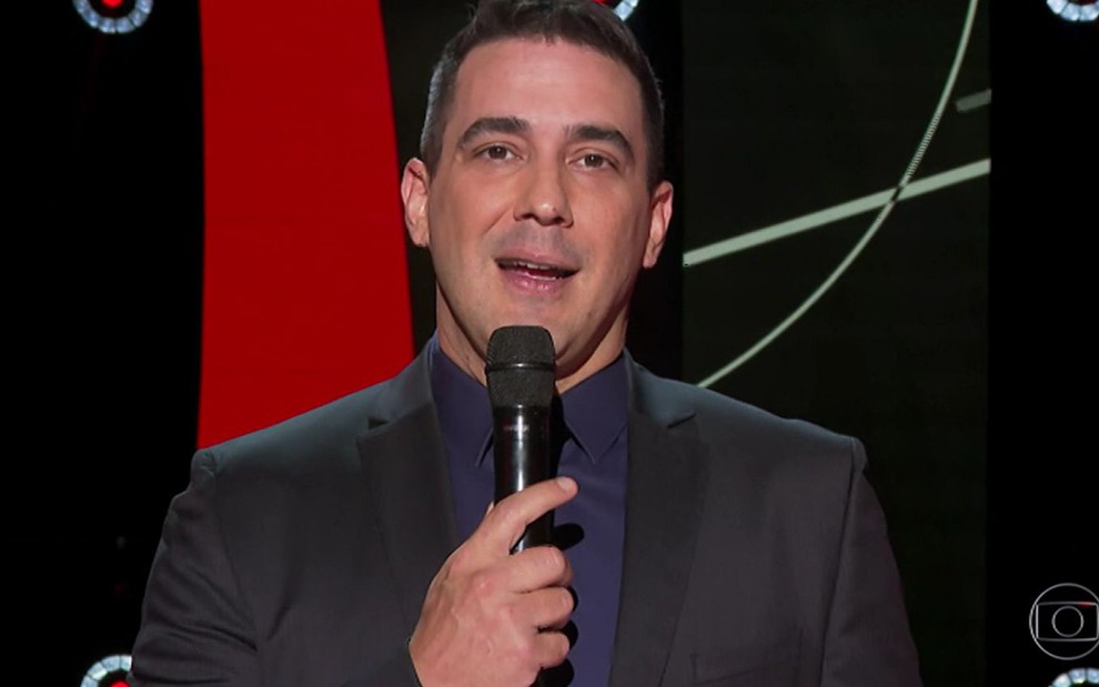 Andre Marques tem expressão de pesar na abertura do The Voice Brasil de 9 de novembro