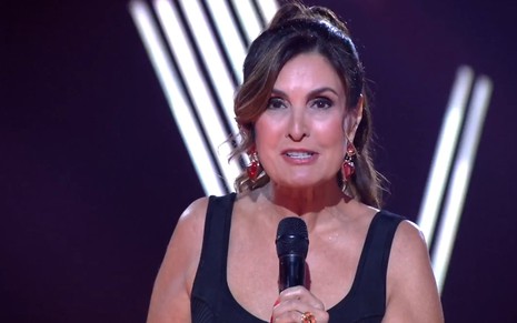 Fátima Bernardes força sorriso tenso no palco do The Voice Kids