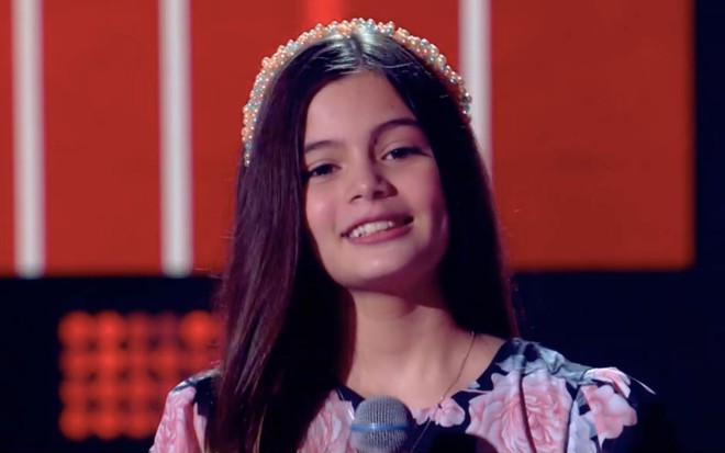 A participante do The Voice Kids Laís Menezes, de 11 anos, no programa da Globo exibido neste domingo (20)