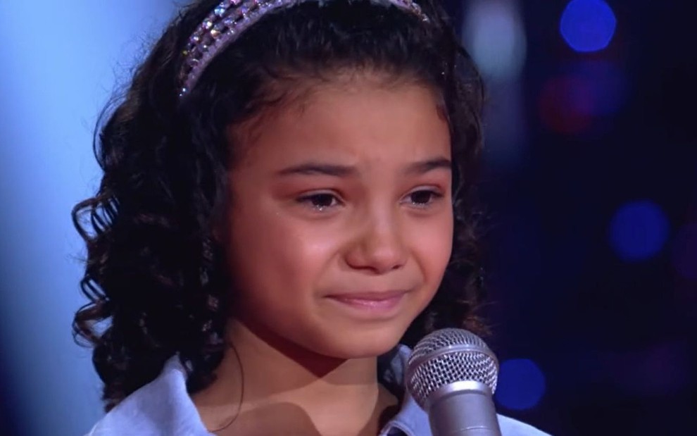 Candidata do The Voice Kids, Luna Mattos está chorando no palco do reality infantil da Globo