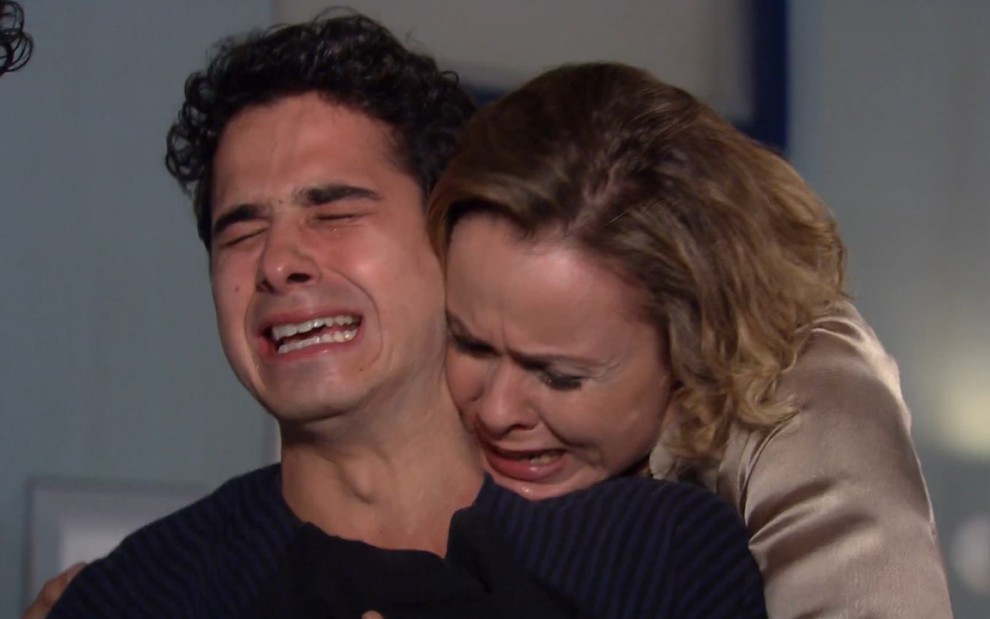 André Arteche grava cena de choro e desespero sendo abraçado por trás por Giulia Gam como Julinho e Bruna de Ti Ti Ti