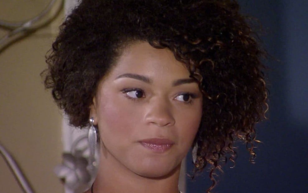 Juliana Alves em cena de Ti Ti Ti: caracterizada como Clotide, atriz olha apreensiva para alguém fora do quadro
