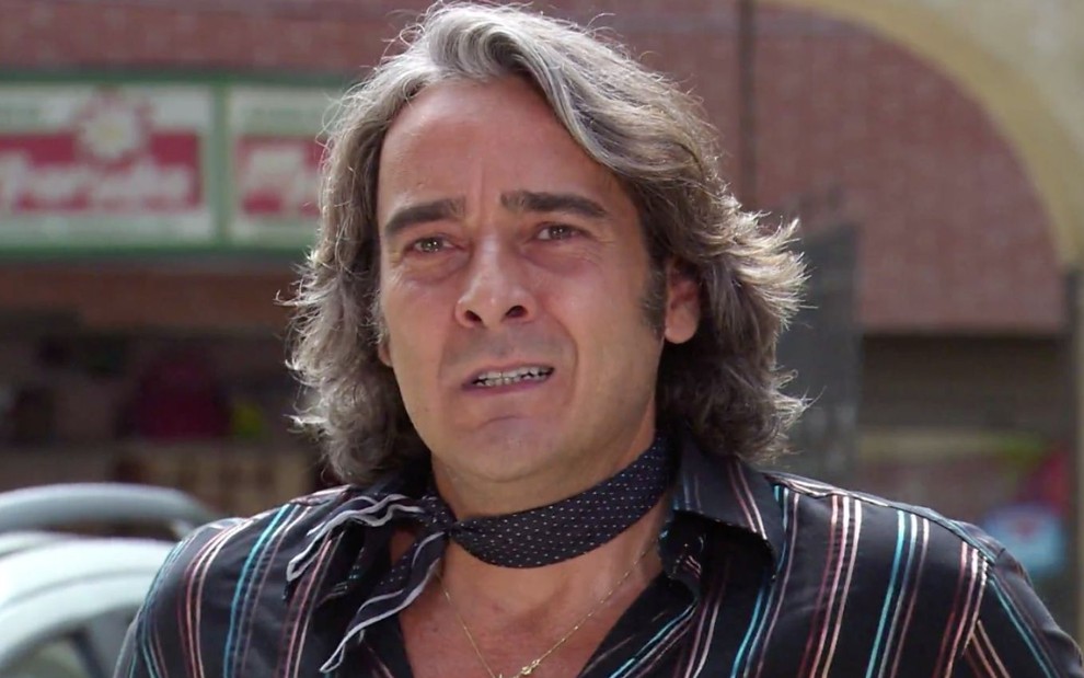 Alexandre Borges caracterizado como Jacques Leclair em cena de Ti Ti Ti, personagem olha para alguém fora do quadro com cara de choro