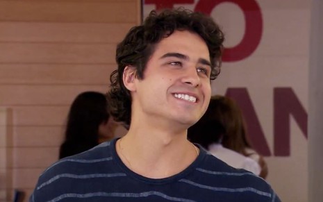 André Arteche em cena de Ti Ti Ti: caracterizado como Julinho, ator sorri para alguém fora do quadro
