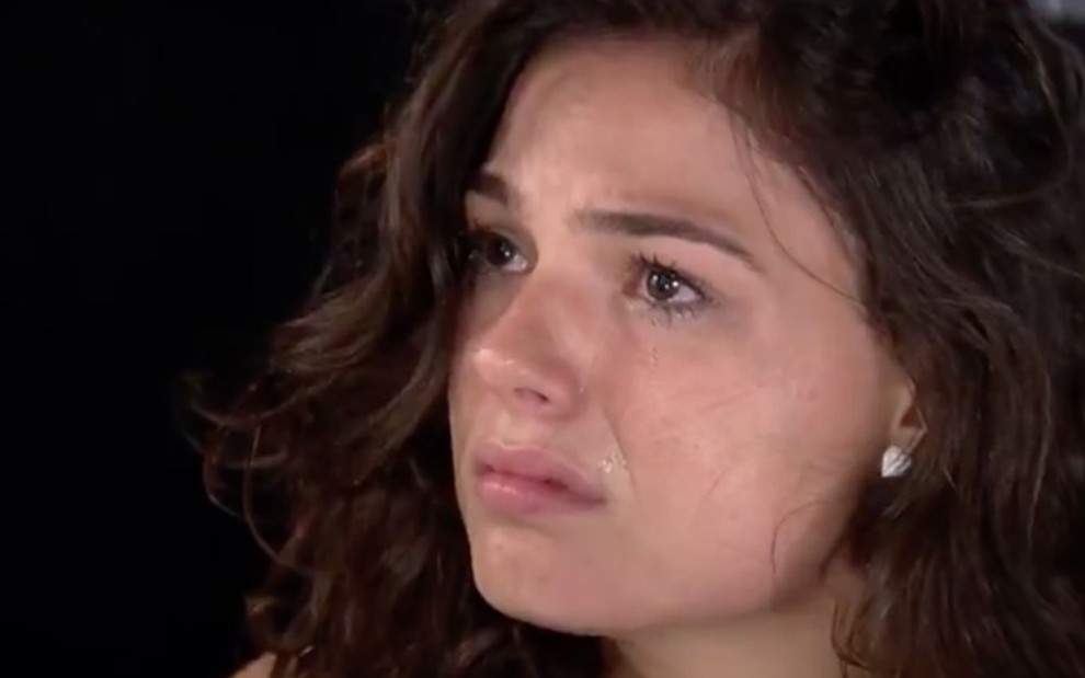 Isis Valverde em cena de Ti Ti Ti: atriz está caracterizada como Marcela e tem lágrimas no rosto