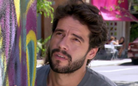 Guilherme Winter em cena de Ti Ti Ti: caracterizado com Renato, ator olha para cima com expressão pensativa