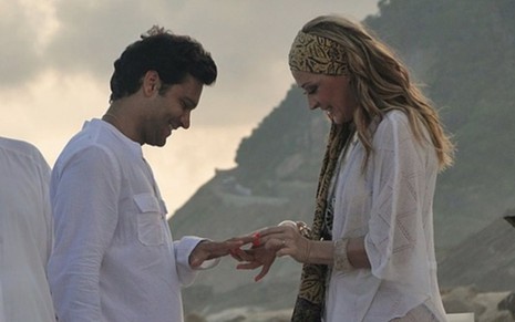 Armando Babaioff e Claudia Raia em cena de Ti Ti Ti: casal está na praia em casamento