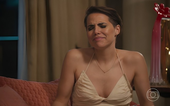 Letícia Colin faz careta de desespero no primeiro capítulo de Todas as Flores