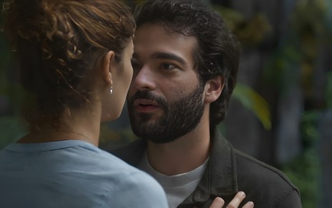 Sophie Charlotte rejeita beijo de Humberto Carrão, que a observa com olhar de desejo em cena de Todas as Flores
