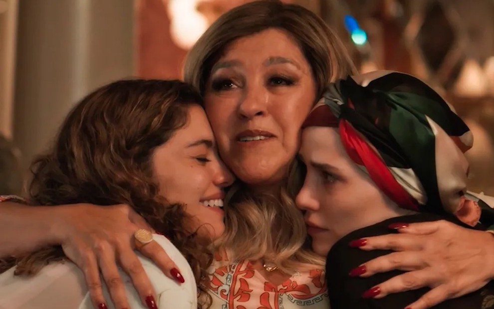 Sophie Charlotte, Regina Casé e Leticia Colin se abraçam em cena da novela Todas as Flores