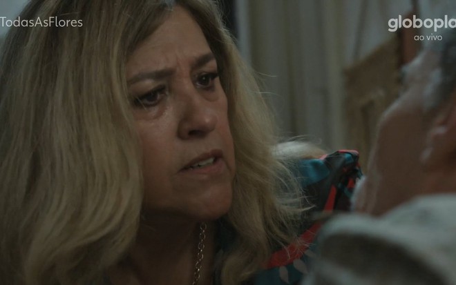 A atriz Regina Casé encara Chico Díaz expressando maldade em cena da novela Todas as Flores