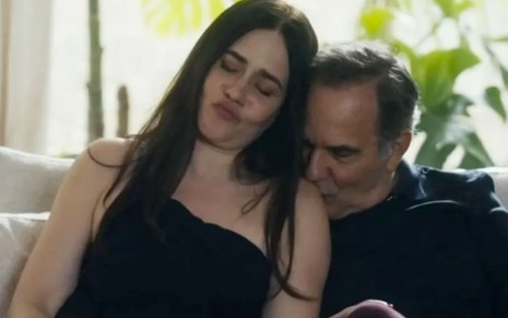 Alessandra Negrini como Guida recebe um beijo no ombro de Humberto Martins, o Guerra, em cena de Travessia