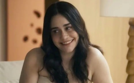 A atriz Alessandra Negrini caracterizada como Guida em cena de Travessia