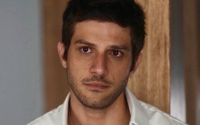 O ator Chay Suede está com cara de choro em cena da novela Travessia como o protagonista Ary