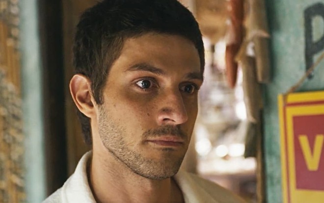 O ator Chay Suede está sério em cena da novela Travessia como o vilão Ari