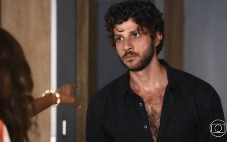 O ator Chay Suede contracena com Lucy Alves, que está praticamente fora da imagem, na novela Travessia, da Globo