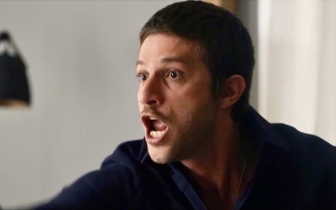 O ator Chay Suede está gritando em cena da novela Travessia caracterizado como o antagonista Ari